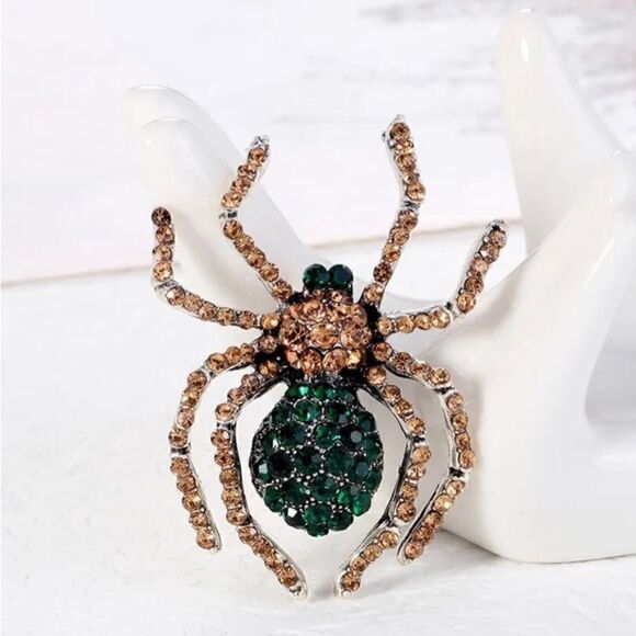🕷️ Betsey Johnson sparkling crystal spider brooch 🕷️ - Picture 1 of 5